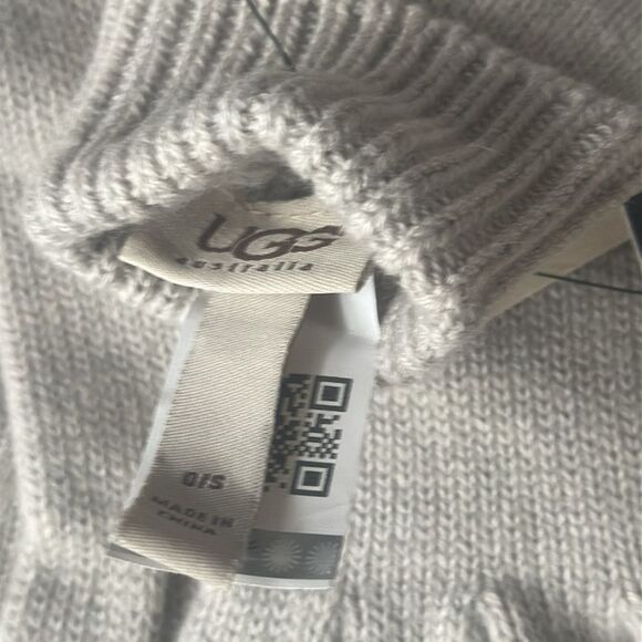 UGG Scarf and Gloves Set in Sand! - Picture 7 of 12